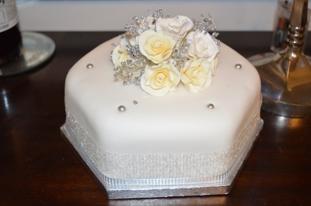 White roses Christmas Cake