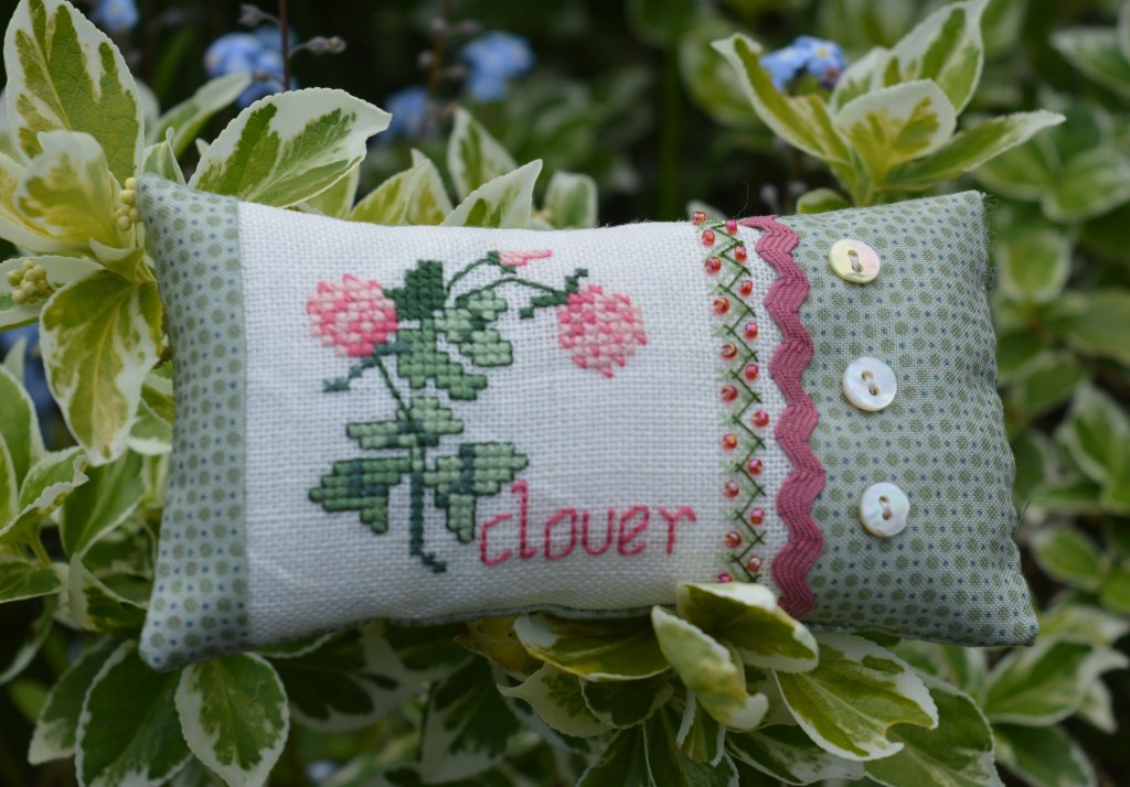Clover cross-stitch small