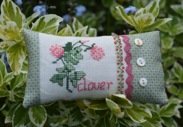 Clover cross-stitch small